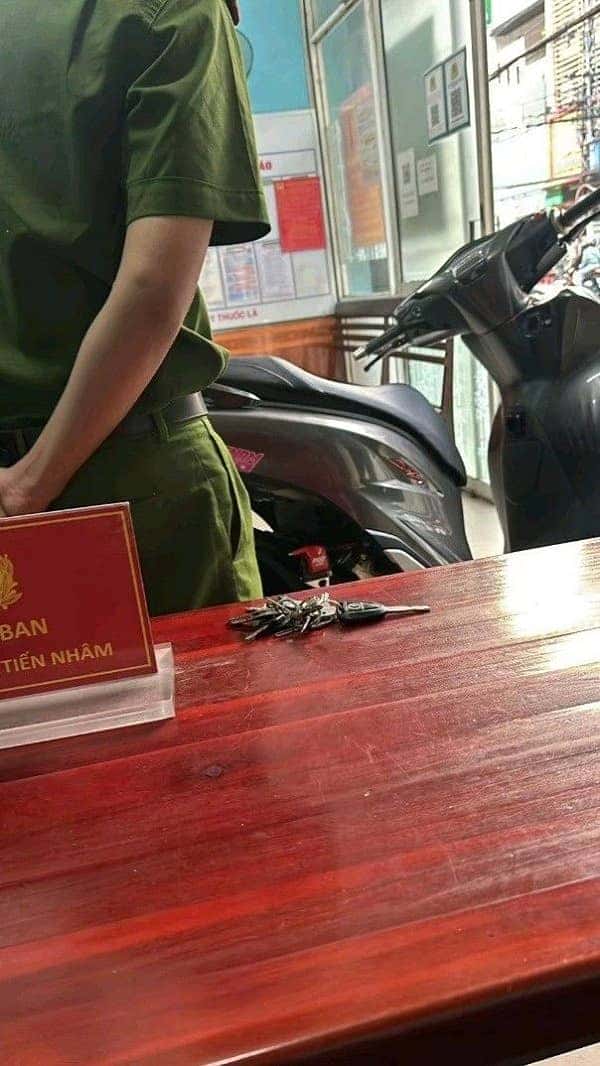 Ảnh công an kiểm tra xe mô tô