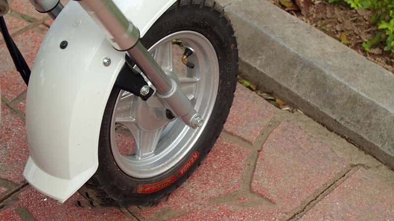 Bánh trước xe Chaly 50cc Detech với vành đúc hợp kim và lốp không săm