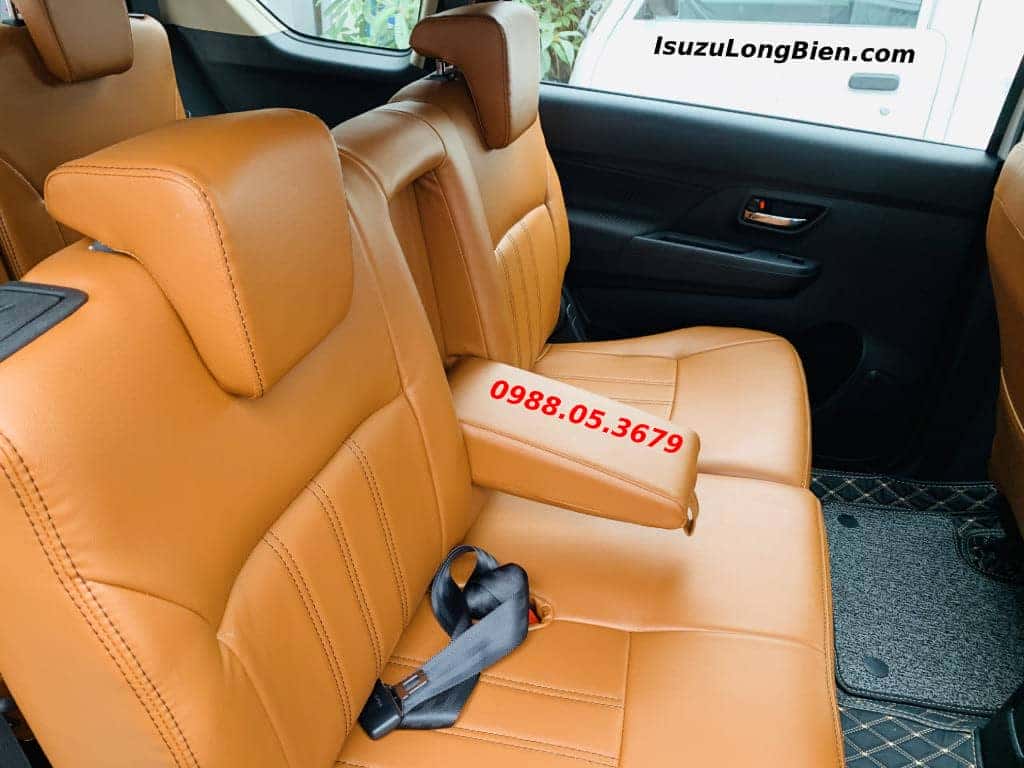 Bệ tì tay tiện nghi hàng ghế thứ hai trên xe ô tô suzuki 7 chỗ