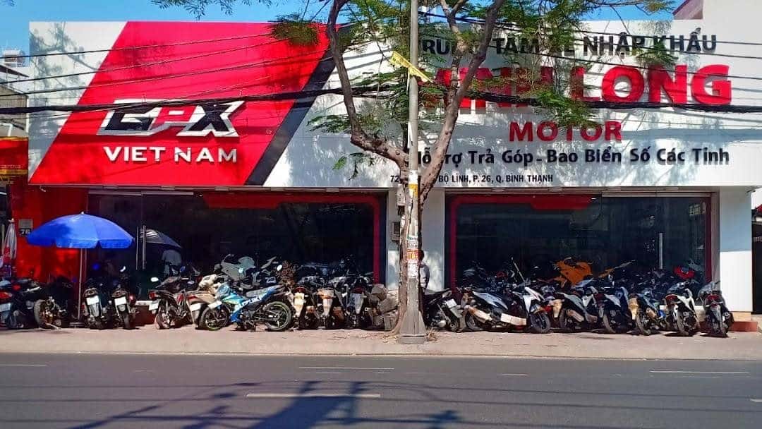 Bên ngoài một chi nhánh của Minh Long Motor, chuyên cung cấp xe máy nhập khẩu Sài Gòn.