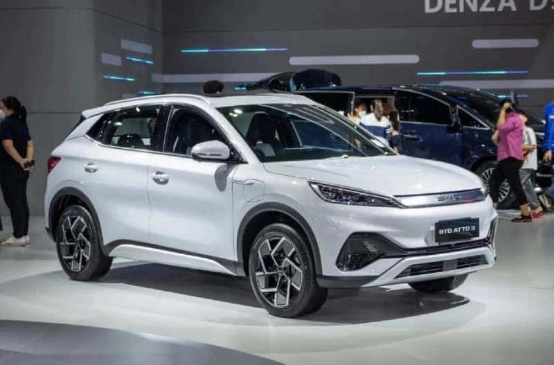 BYD Atto 3 màu trắng đang đỗ trên đường phố