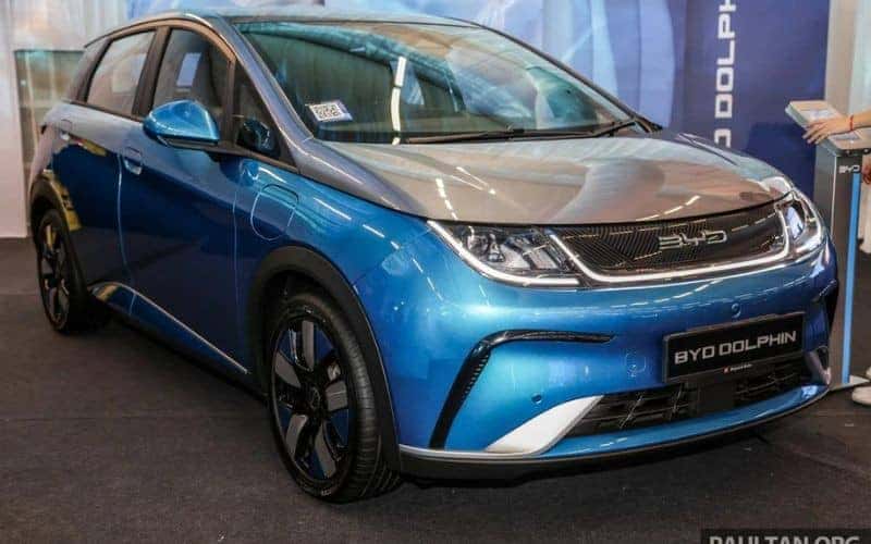BYD Dolphin màu xanh đang di chuyển trên đường