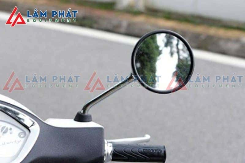 Các loại gương xe máy với đa dạng kiểu dáng và màu sắc