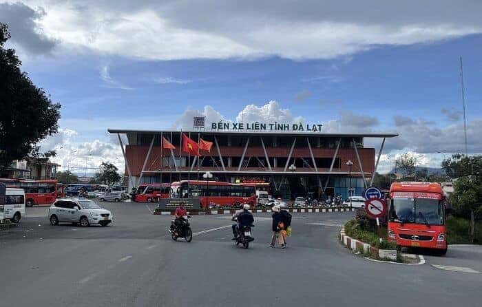 Các xe khách đang chờ đón khách tại bến xe liên tỉnh Đà Lạt, sẵn sàng cho những hành trình mới