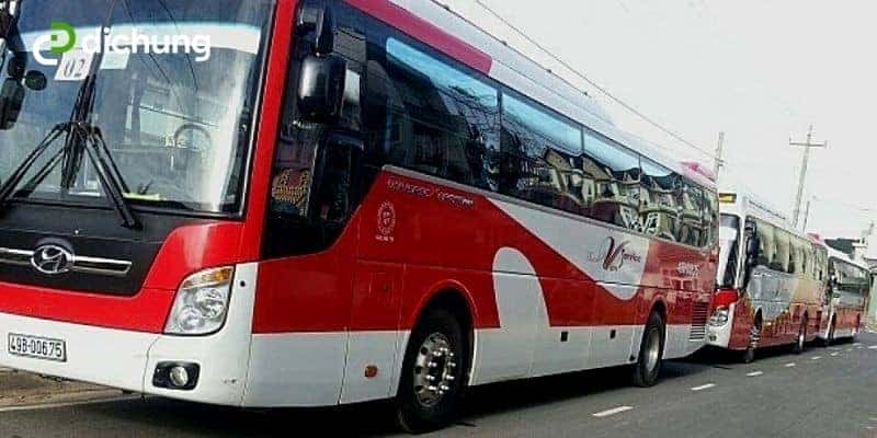 Cảnh quan hiểm trở trên đường mòn Hồ Chí Minh, nơi các nhà xe cần kỹ năng cao.