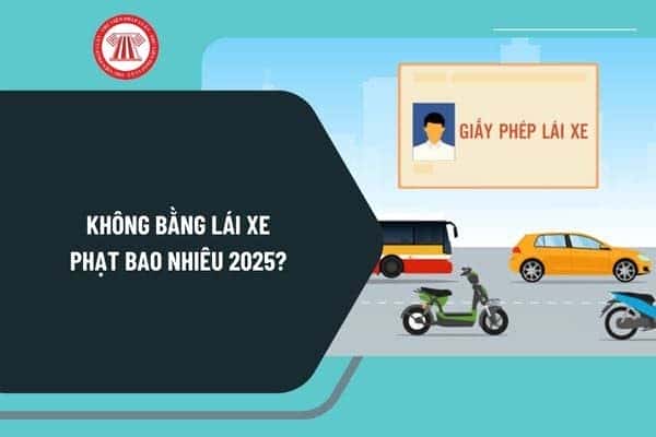 Cảnh sát giao thông kiểm tra giấy phép lái xe của người điều khiển xe máy trên đường.