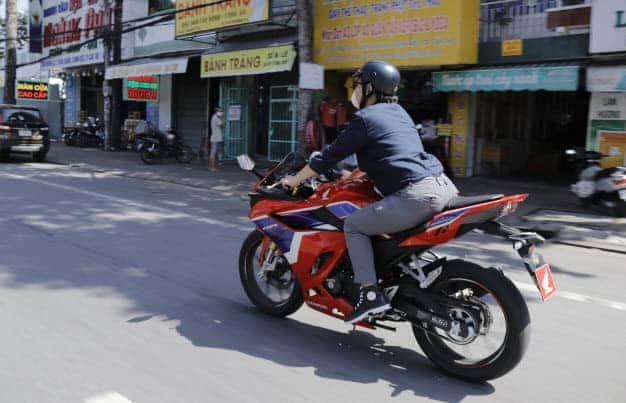 Chiếc xe máy đang chạy trên đường, phản ánh ý nghĩa của giấc mơ điều khiển xe máy trong các tốc độ khác nhau.
