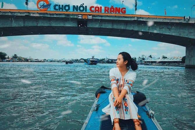 Chợ nổi Cái Răng tấp nập thuyền bè