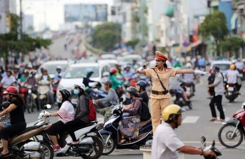 Công an kiểm tra và xử phạt xe máy đi ngược chiều tại giao lộ