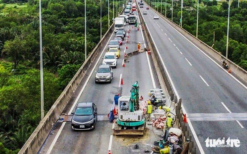 Công trường sửa chữa khe co giãn cầu Long Thành gây kẹt xe cao tốc Long Thành Dầu Giây