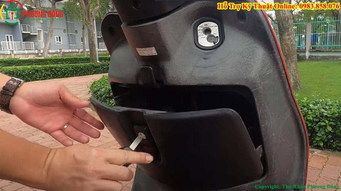 Cốp phụ và ổ khóa trước xe Lead đời cũ
