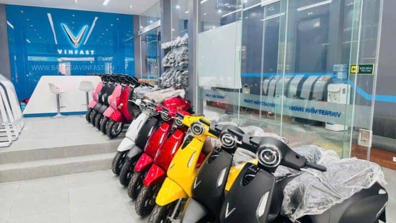 Cửa hàng xe máy điện VinFast với đầy đủ dịch vụ và sản phẩm