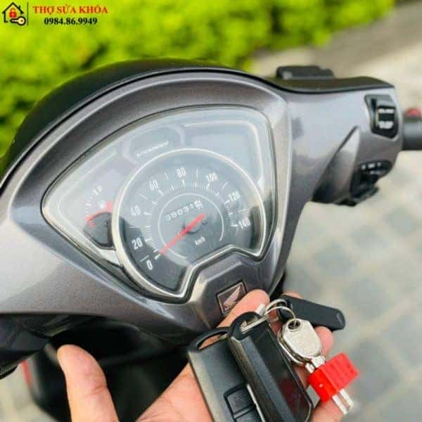 Đèn báo biểu tượng chìa khóa nhấp nháy xe Vision màu vàng trên bảng đồng hồ xe Honda Vision, báo hiệu tình trạng cần kiểm tra.