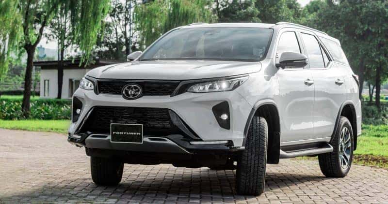 Đoàn khách gia đình đang di chuyển thoải mái trên chiếc xe 7 chỗ hiện đại thuê tại Cần Thơ, thể hiện sự tiện lợi của phương tiện di chuyển này.