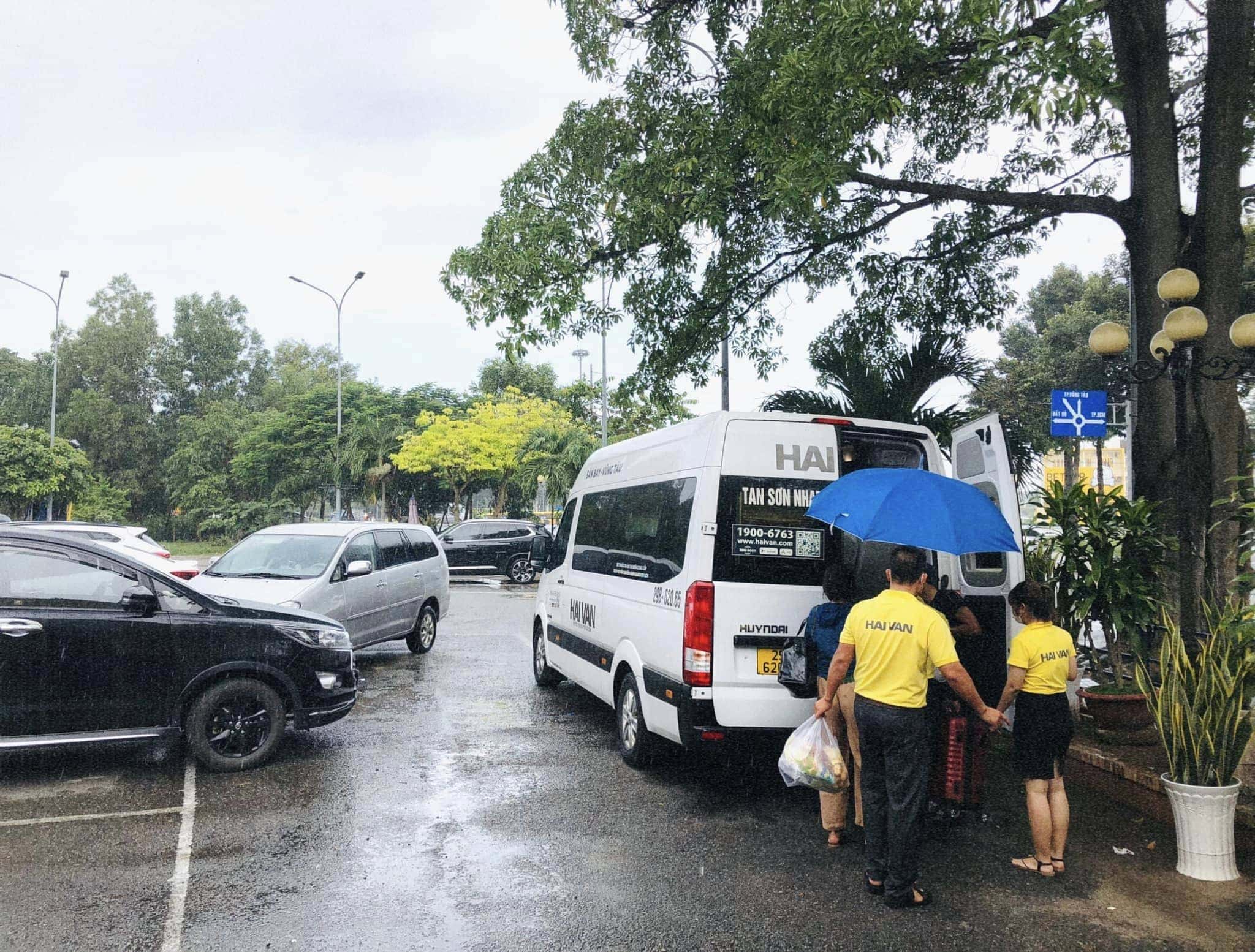 Đội ngũ nhân viên Hải Vân phục vụ khách hàng tận tâm