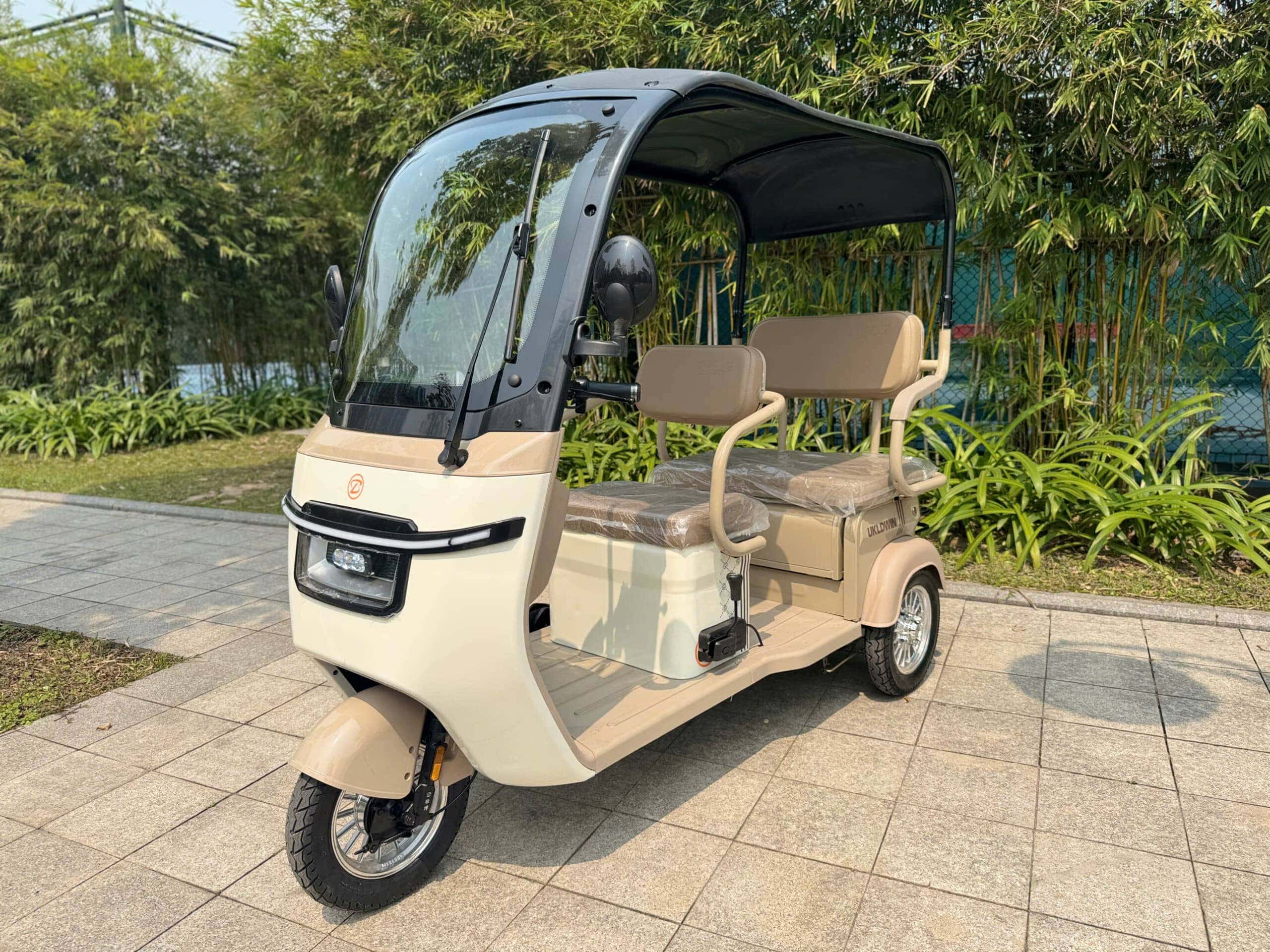 Động cơ của xe máy có mái che, thể hiện hiệu suất cao và khả năng tiết kiệm năng lượng