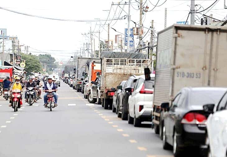 Dòng xe ùn ứ kéo dài trên đường Lý Thái Tổ hướng phà Cát Lái khi cao tốc Long Thành Dầu Giây kẹt xe