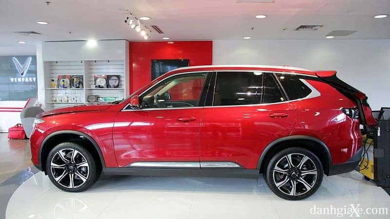 Đuôi xe VinFast Lux SA2.0 với đèn hậu LED và logo chữ V đặc trưng