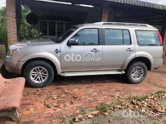 Ford Everest phiên bản 2009 màu trắng đang di chuyển trên đường