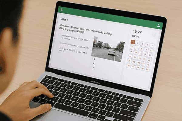 Giao diện hướng dẫn sử dụng phần mềm ôn thi 600 câu hỏi lý thuyết lái xe ô tô trực tuyến