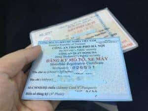 Giấy đăng ký xe máy và căn cước công dân chuẩn bị cho thủ tục cầm cavet xe