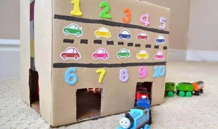 Hầm đỗ xe bằng bìa cát tông đầy màu sắc và sáng tạo