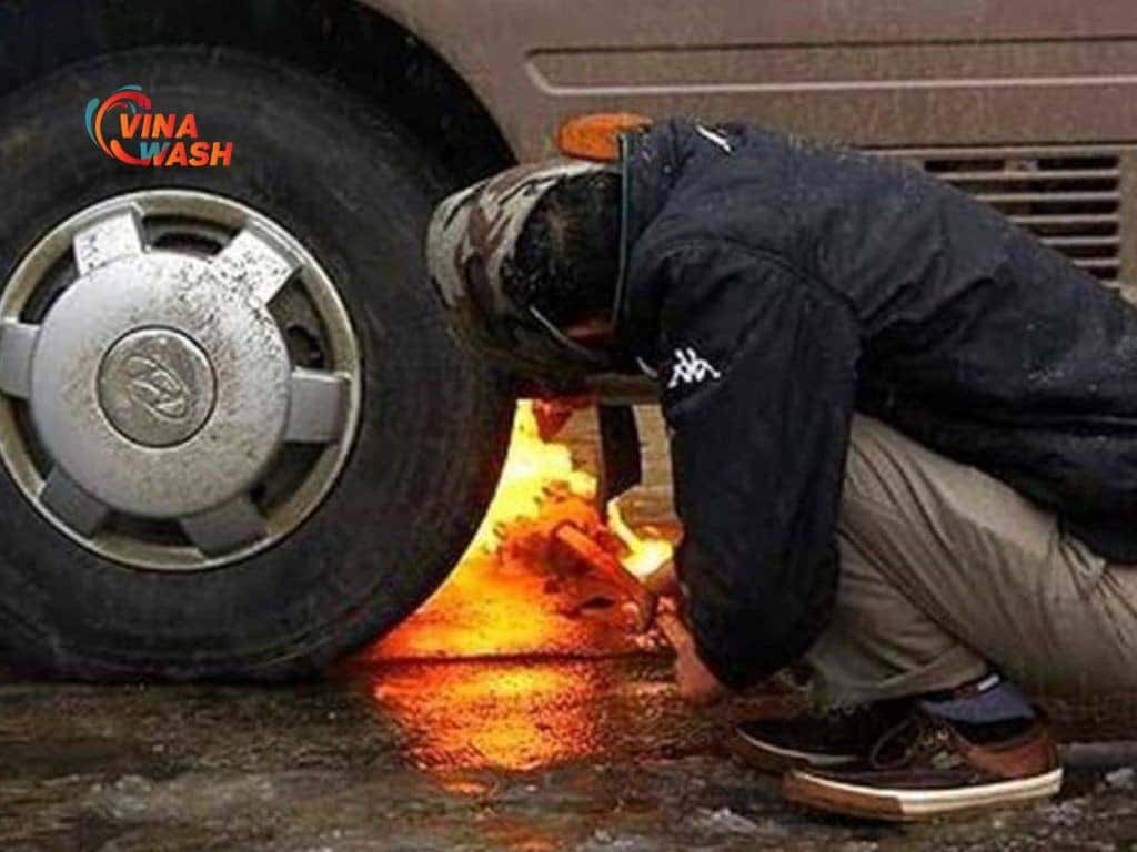 Hâm nóng động cơ xe ô tô để khắc phục tình trạng xe khó nổ lúc máy nguội trong thời tiết giá lạnh.