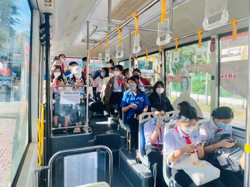 Hành khách chờ xe buýt tại điểm dừng ở Hà Nội, cần lưu ý giờ hoạt động