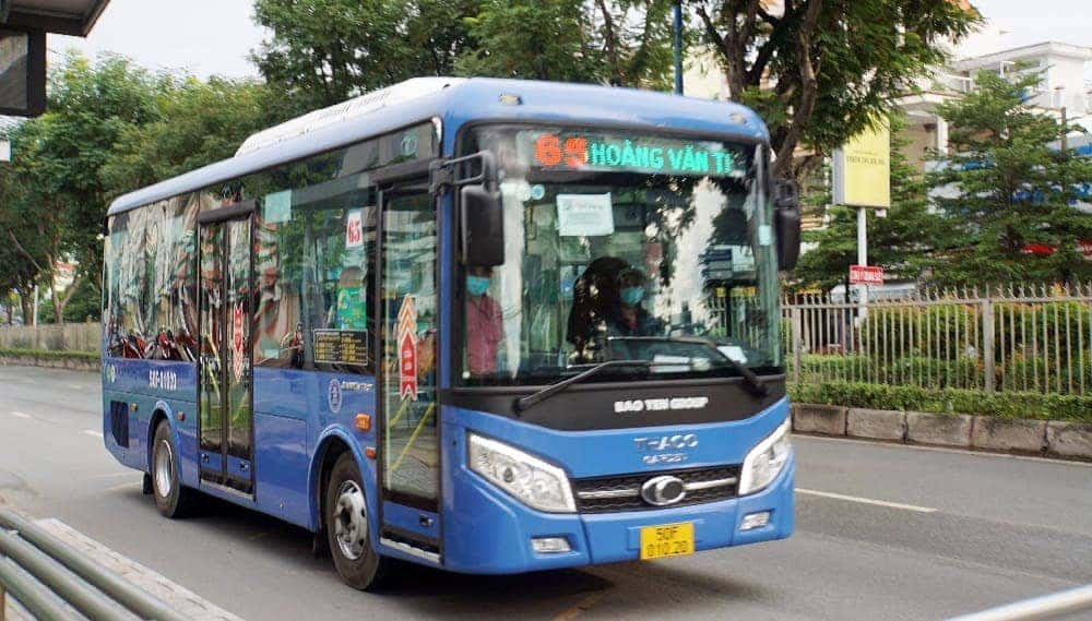 Hành khách đang lên xe buýt tại khu vực bến xe An Sương, minh họa sự tiện lợi của phương tiện công cộng.