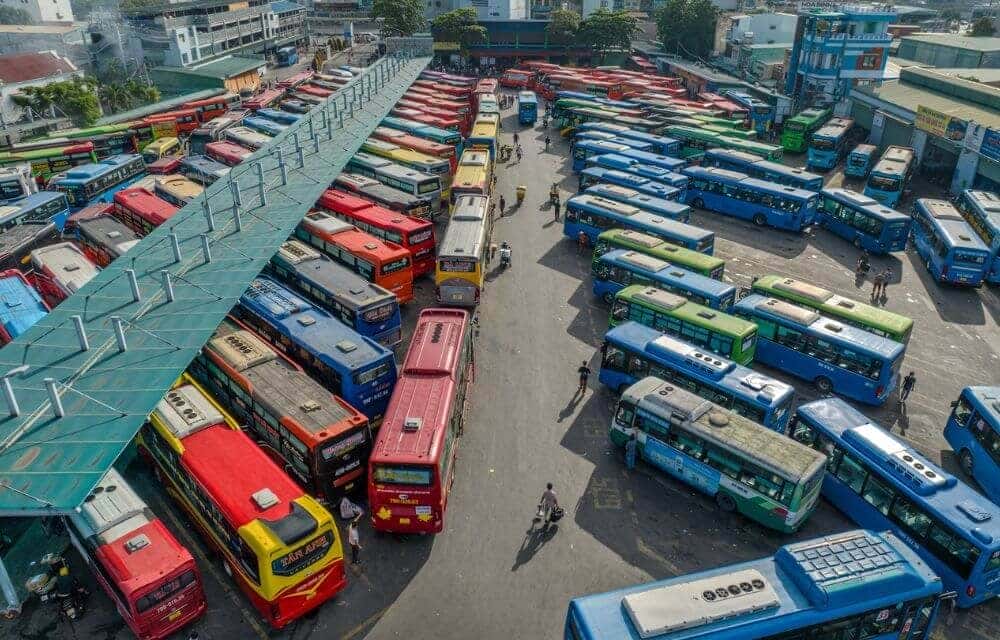 Hành khách đang thực hiện giao dịch đặt vé trực tiếp tại quầy ở bến xe An Sương, thể hiện sự đơn giản trong quy trình.