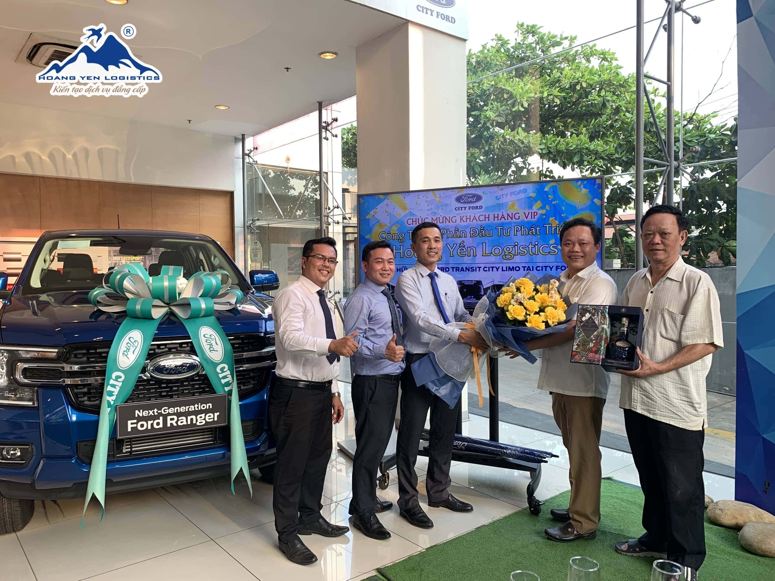 Hành khách thư giãn trên xe Limousine Hoàng Yến