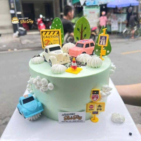 Hình ảnh bánh kem xe ô tô với thiết kế xe đua mạnh mẽ, sinh động