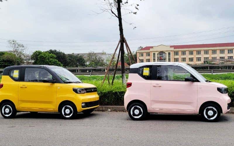 Hình ảnh chung một chiếc ô tô điện màu vàng đang sạc, thể hiện sự tiện lợi của xe điện