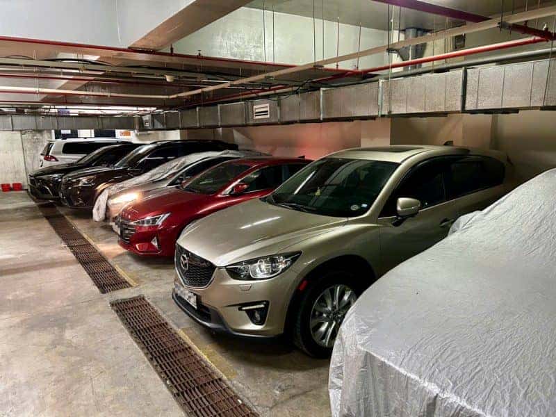 Hình ảnh hầm xe chung cư cấm xe điện tại TP.HCM, thể hiện khu vực sạc điện riêng biệt được bố trí bên ngoài.