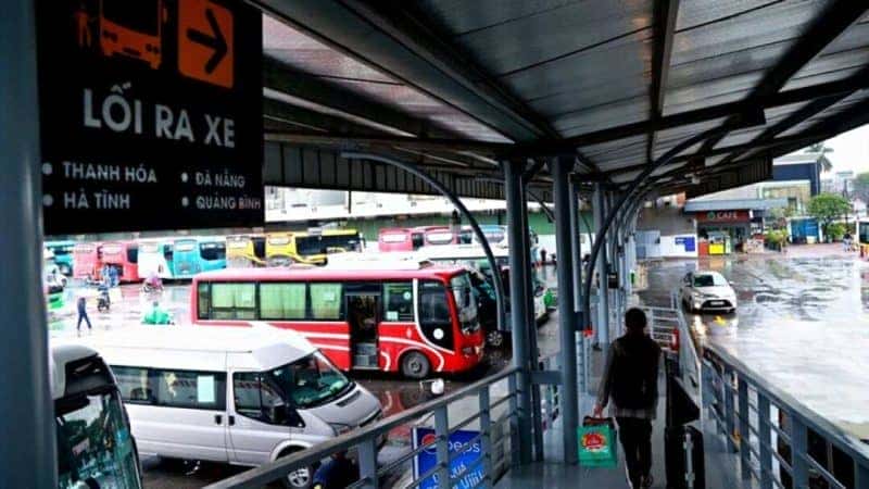 Hình ảnh tổng quan bến xe Nước Ngầm Hà Nội với các xe khách đang hoạt động