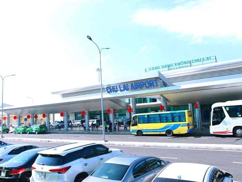 Hình ảnh xe buýt chờ đón khách tại sân bay Chu Lai