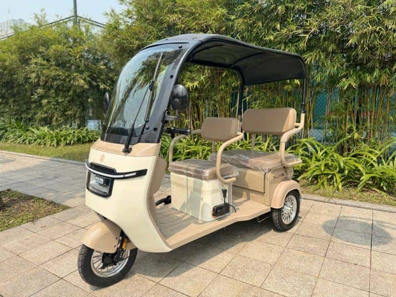 Hình ảnh xe máy có mái che Yabo Q6 với thiết kế hiện đại, khung xe chắc chắn