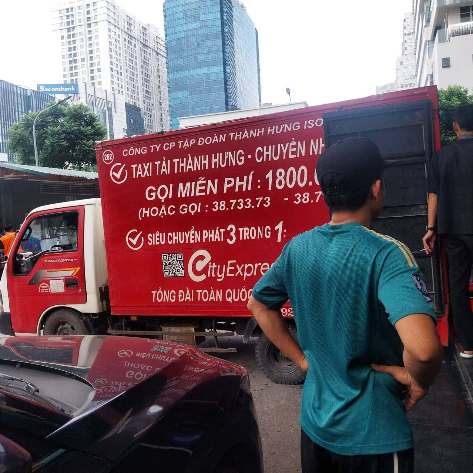 Hình ảnh xe tải di chuyển trên đường phố, minh họa cho dịch vụ nhận chở hàng xe tải trong nội thành Hà Nội.
