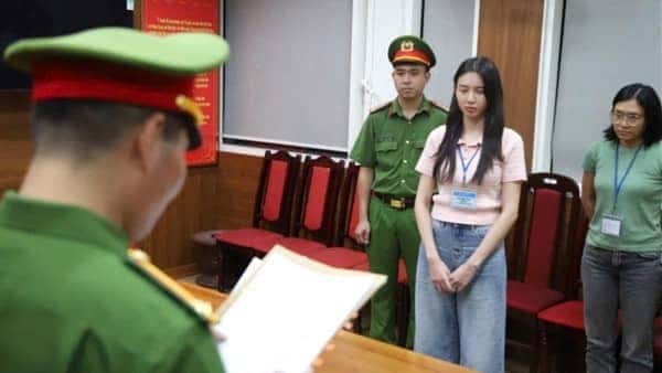 Hoa hậu Thùy Tiên tại cơ quan điều tra trong vụ việc Thùy Tiên xé giấy nợ