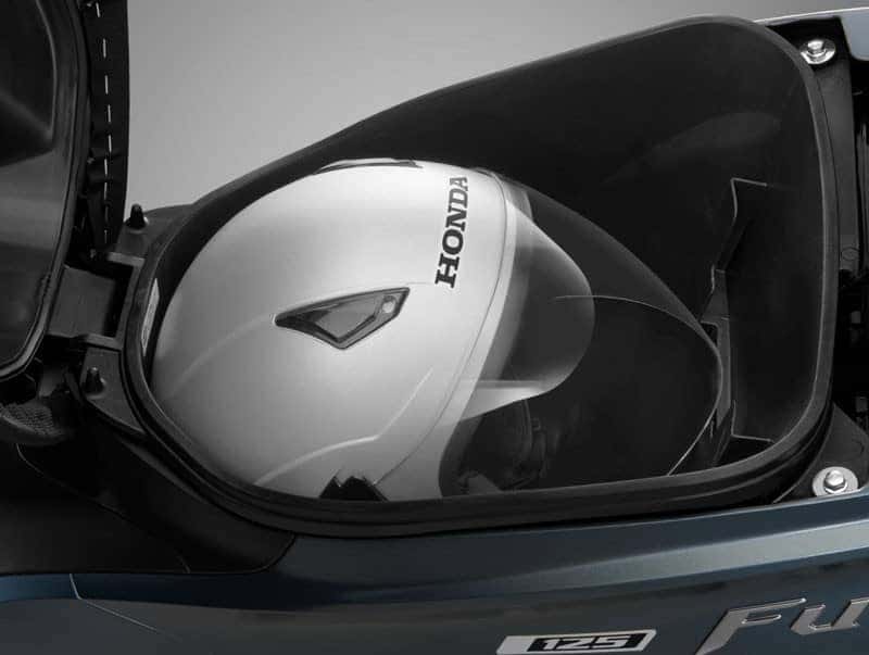 Hộc đựng đồ rộng rãi dưới yên xe Honda Future 2024
