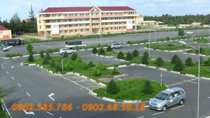 Học viên đang thực hành lái xe ô tô B2 trong sân tập