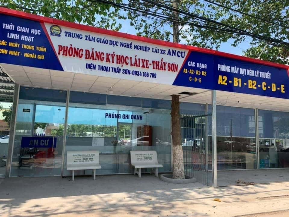 Học viên thực hành tại Trung tâm Giáo dục Nghề nghiệp Lái xe An Cư ở Bình Dương.