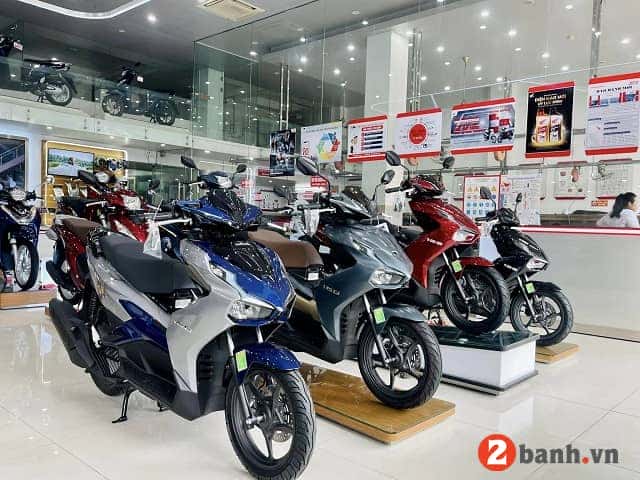 Honda Air Blade 2025 màu xám đen thể thao đang trưng bày tại đại lý