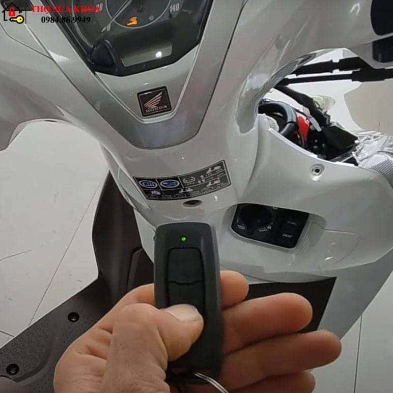 Hướng dẫn sử dụng núm vặn khóa thông minh (Smartkey) xe Vision, minh họa cách bật tắt hệ thống khóa và các chức năng khác.