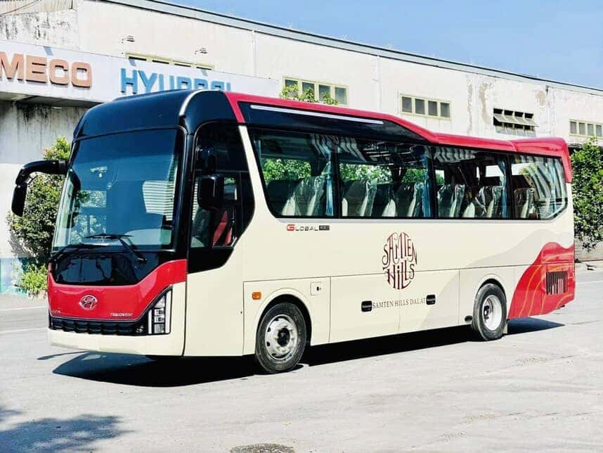 Hyundai Universe 35 chỗ bóng hơi sang trọng, phương tiện lý tưởng cho chuyến đi dài khi thuê xe 35 chỗ.