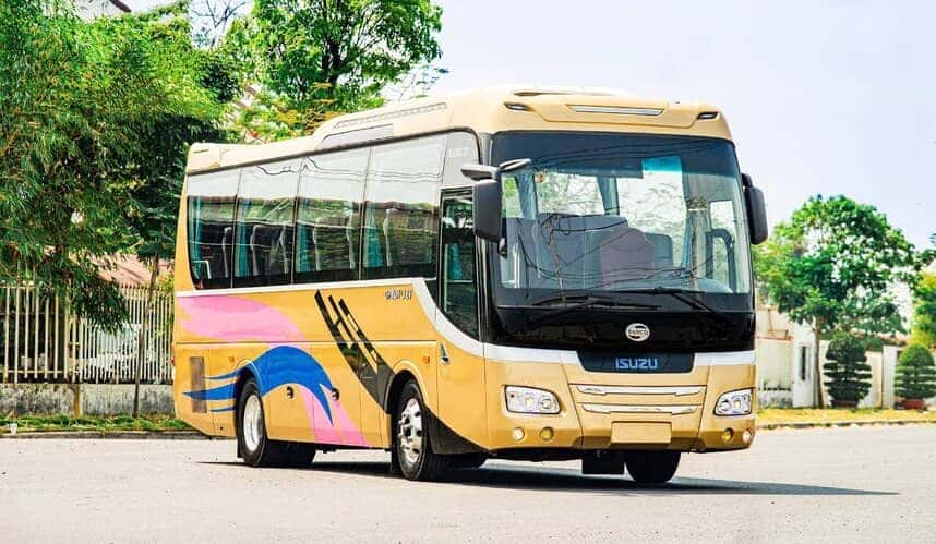 Isuzu Samco 35 chỗ đời 2023 bền bỉ, an toàn cho dịch vụ cho thuê xe du lịch 35 chỗ.