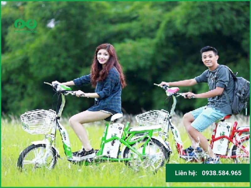 Khách hàng xem xe tại một cửa hàng xe đạp điện uy tín