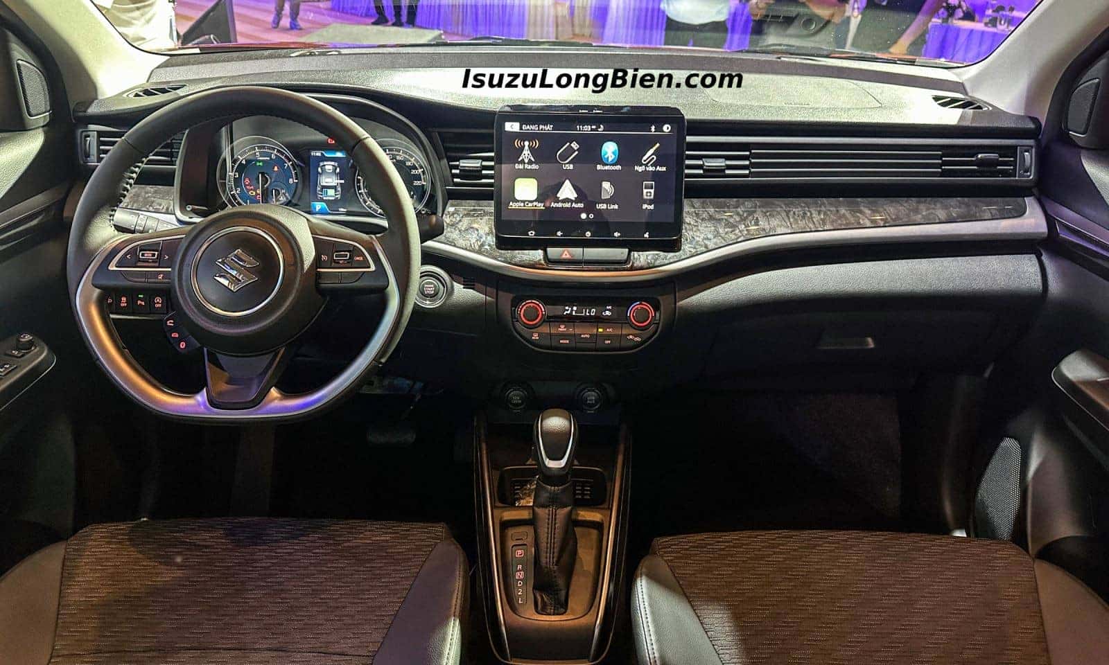 Khoang lái hiện đại của xe ô tô suzuki 7 chỗ XL7 HYBRID
