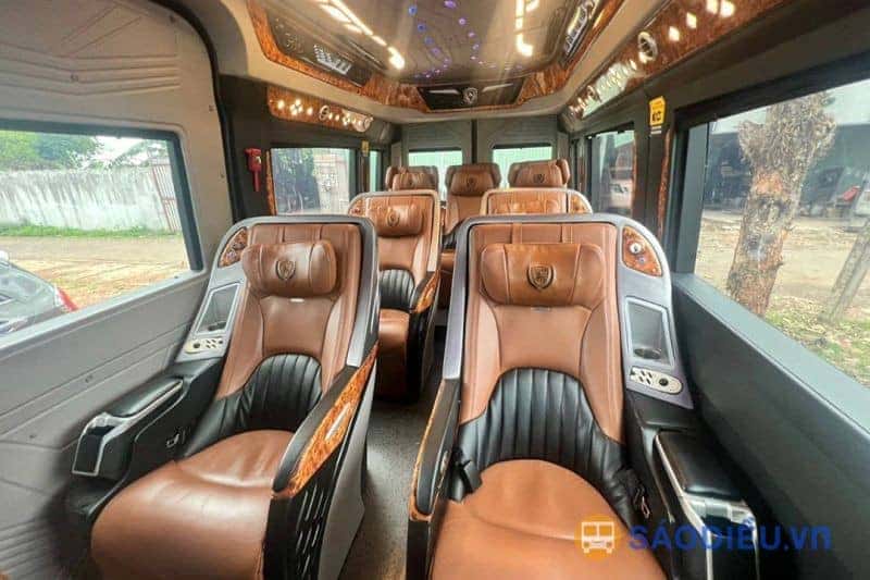 Khoang nội thất xe khách VIP Hà Nội Cảng Ao Tiên với ghế bọc da êm ái