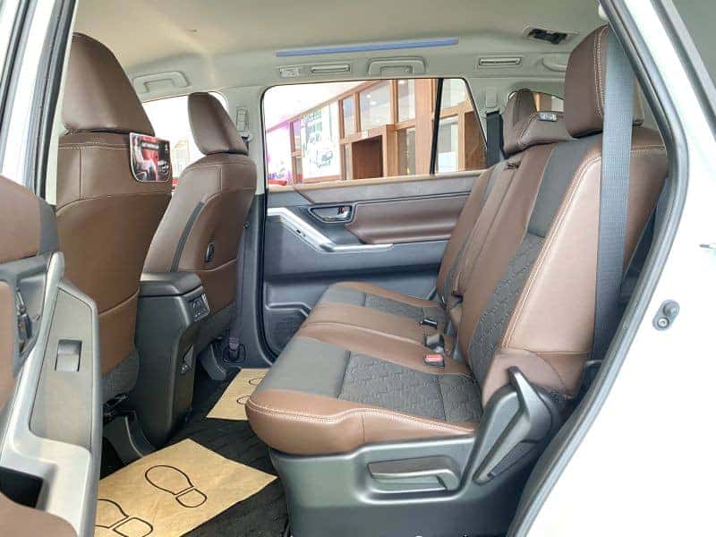 Không gian hàng ghế thứ hai rộng rãi của Innova Cross 2024 HEV cùng cửa sổ trời toàn cảnh